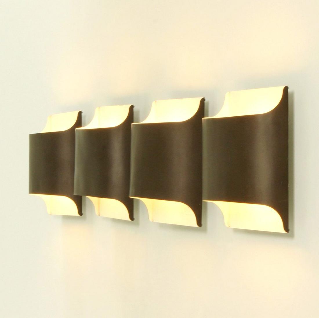 Rolf KRUGER et Dieter WITTE (XXe) : Trois appliques modele 2031 en aluminium laque noir. Editeur :: Rolf KRUGER et Dieter WITTE (XXe) : Trois appliques modele 2031 en aluminium laque noir. Editeur : Staff. Annees 1970. H: 25 - L: 25 - P: 10 cm. Faculte de reunion avec les deux autres lots d'applique