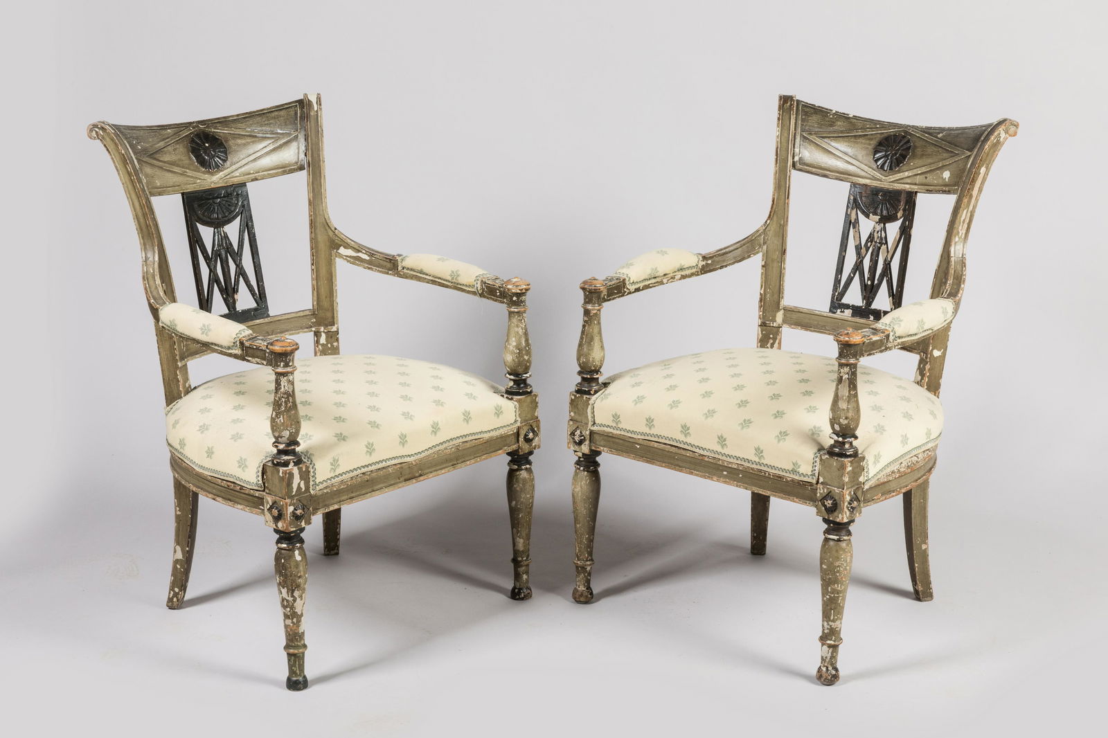 MOBILIER SALON DIRECTOIRE: MOBILIER DE SALON comprenant une paire de fauteuil et une paire de chaises en hÃªtre laquÃ© gris vert rechampi vert antique, moulurÃ© et sculptÃ©, les dossiers Ã©vasÃ©s Ã lÃ©ger enrou