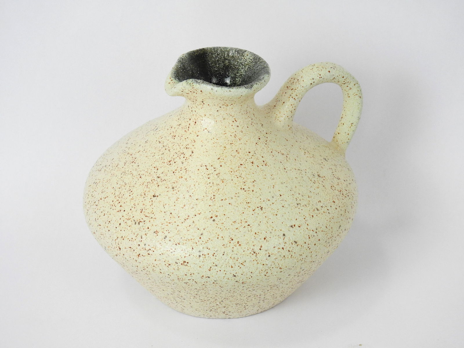 ACCOLAY: ACCOLAY Pichet ventru en ceramique sable creme. H 15 cm