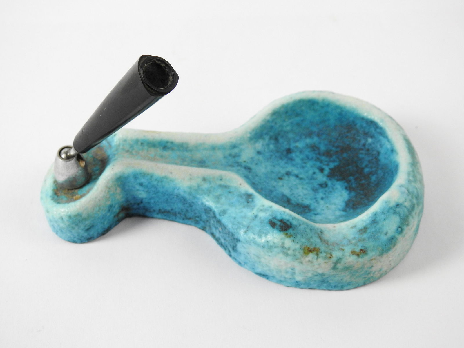 ACCOLAY: ACCOLAY Porte crayon en faience bleu turquoise. Signe au revers. L 12 cm
