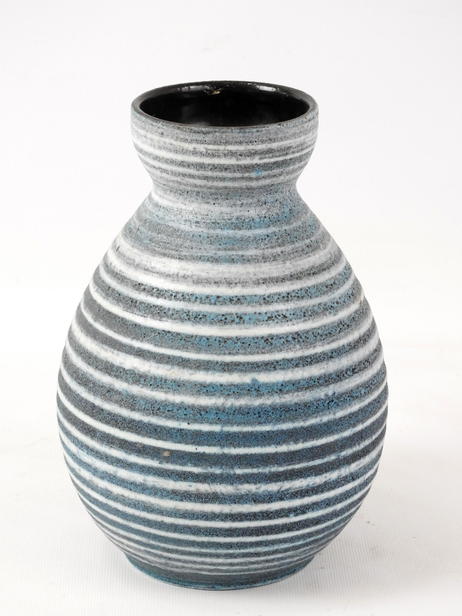 ACCOLAY: ACCOLAY Vase en ceramique strie emaille bleu gitane. Vers 1950. Signe au revers. H 27 cm (infime manque d'email)