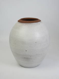 DE VINCK: Antoine DE VINCK (1924-1992, ceramiste belge) Grand vase en gres d’inspiration asiatique, emaillage blanc, signe au revers en toutes lettres, vers 1970. H 25 - Diametre 21.5 cm