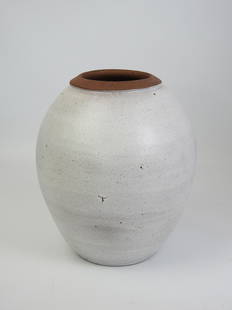 DE VINCK: Antoine DE VINCK (1924-1992, ceramiste belge) Grand vase en gres dâ€™inspiration asiatique, emaillage blanc, signe au revers en toutes lettres, vers 1970. H 25 - Diametre 21.5 cm