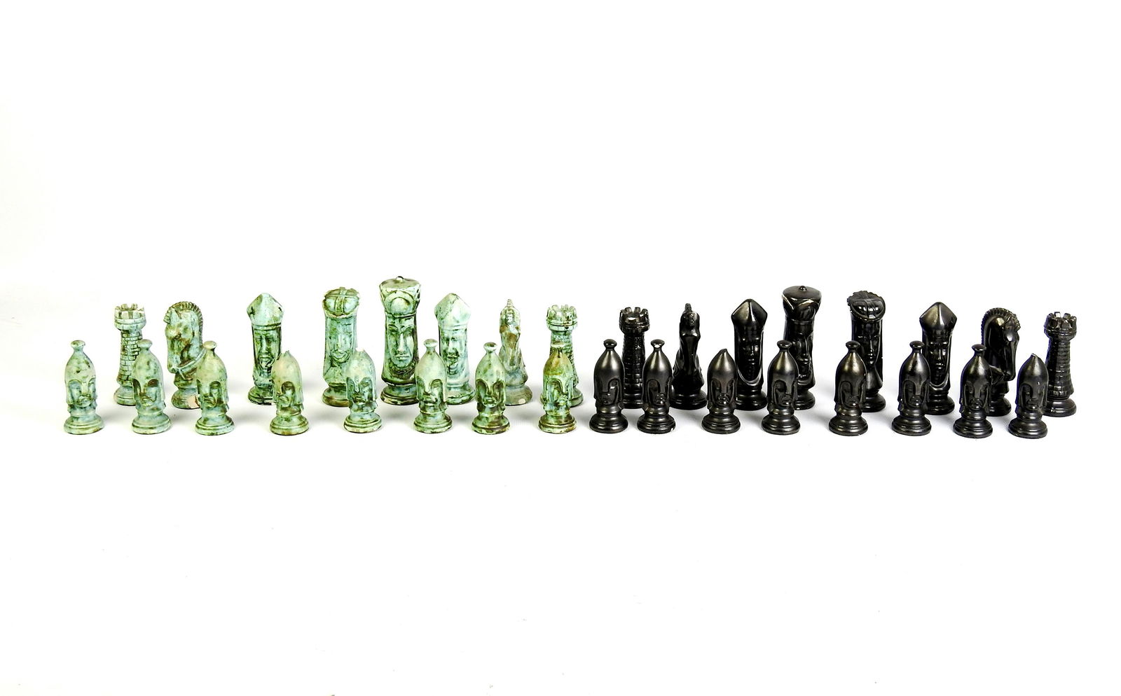 JEU ECHECS: PIECES D'ECHECS en ceramique verte et noire dans le gout de Jacques BLIN. Haut 10 cm environ. (nombreux manques)