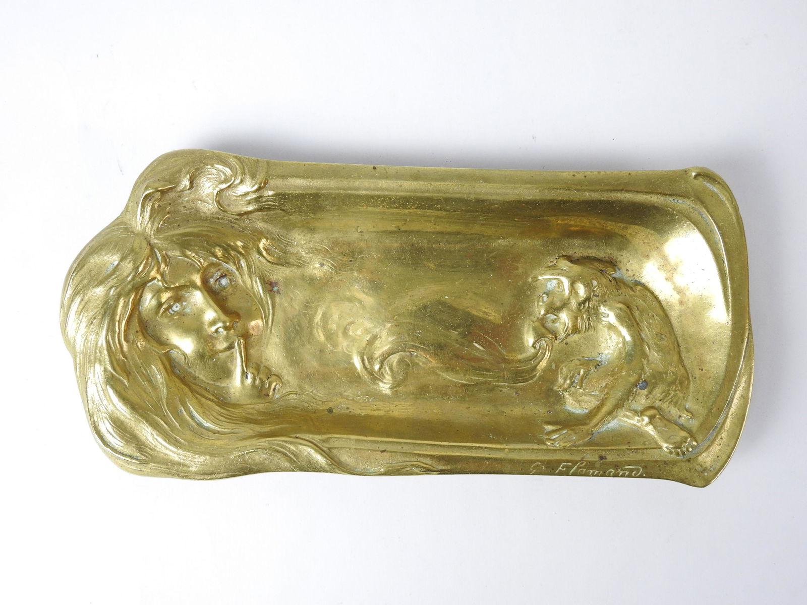 FLAMAND: Georges FLAMAND (1895-1925) Vide poche en bronze figurant une fillette et un singe. Signe dans le decor. Art Nouveau. 21 x 10 cm