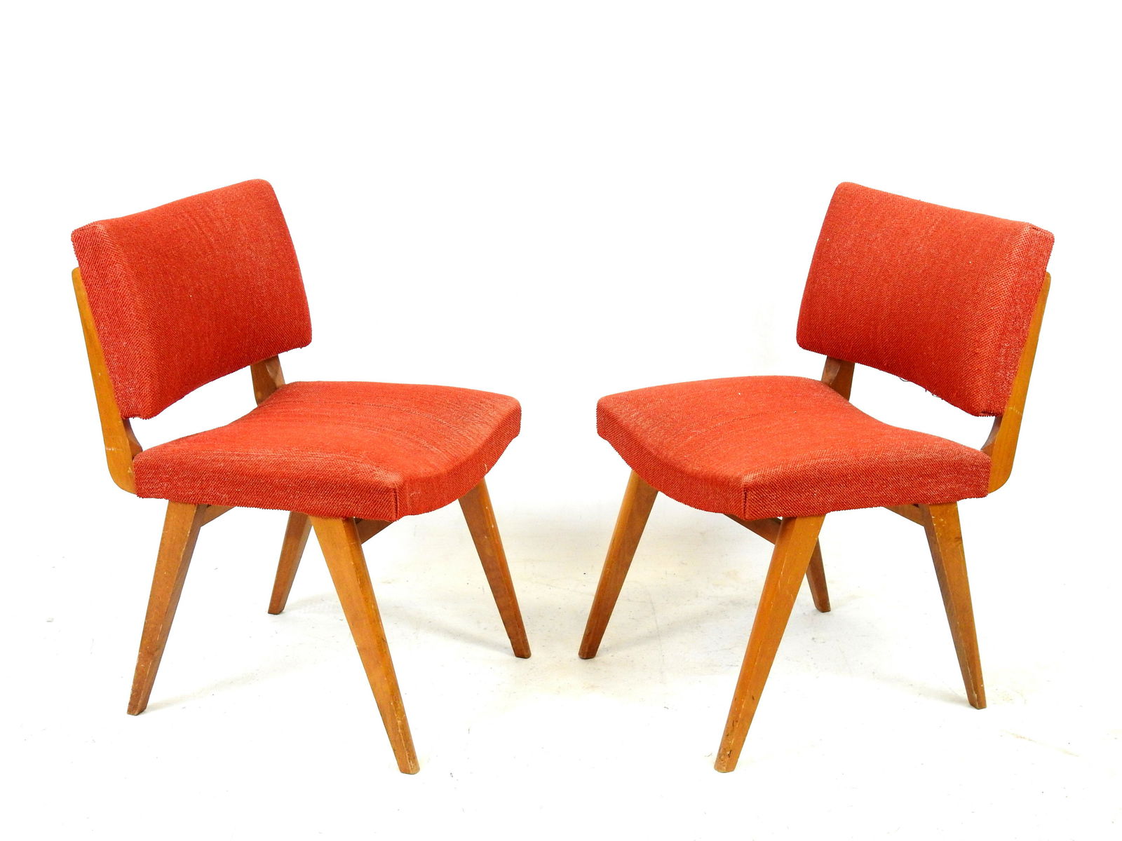 PAIRE DE CHAISES: PAIRE DE CHAISES en bois et tissu rouge. Annees 1950. 71 x 42 x 40 cm. Usures.