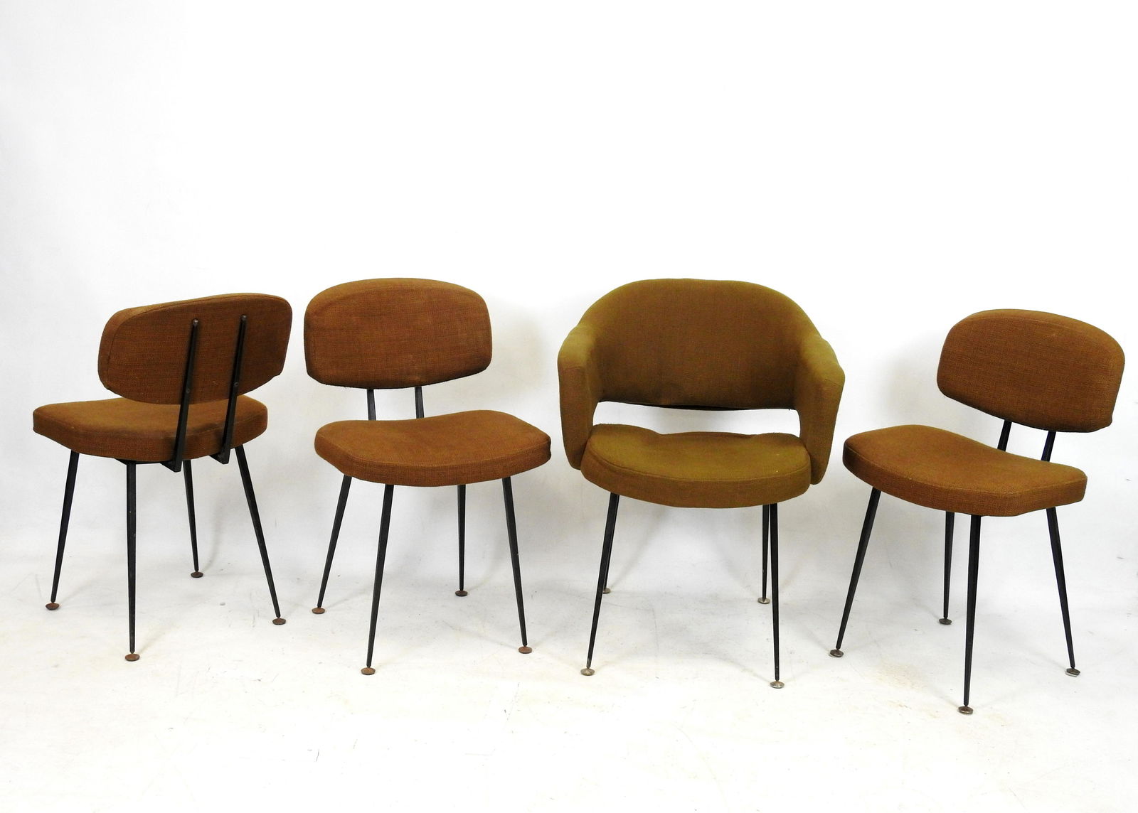 SAARINEN: Eero SAARINEN (1910-1961) dans le gout de Fauteuil et trois chaises en bois contreplaque moule, pietement en metal. Dim (fauteuil) 78 x 60 x 48 cm. Dim (chaises) 77 x 48 x 37 cm. Usures et manques de