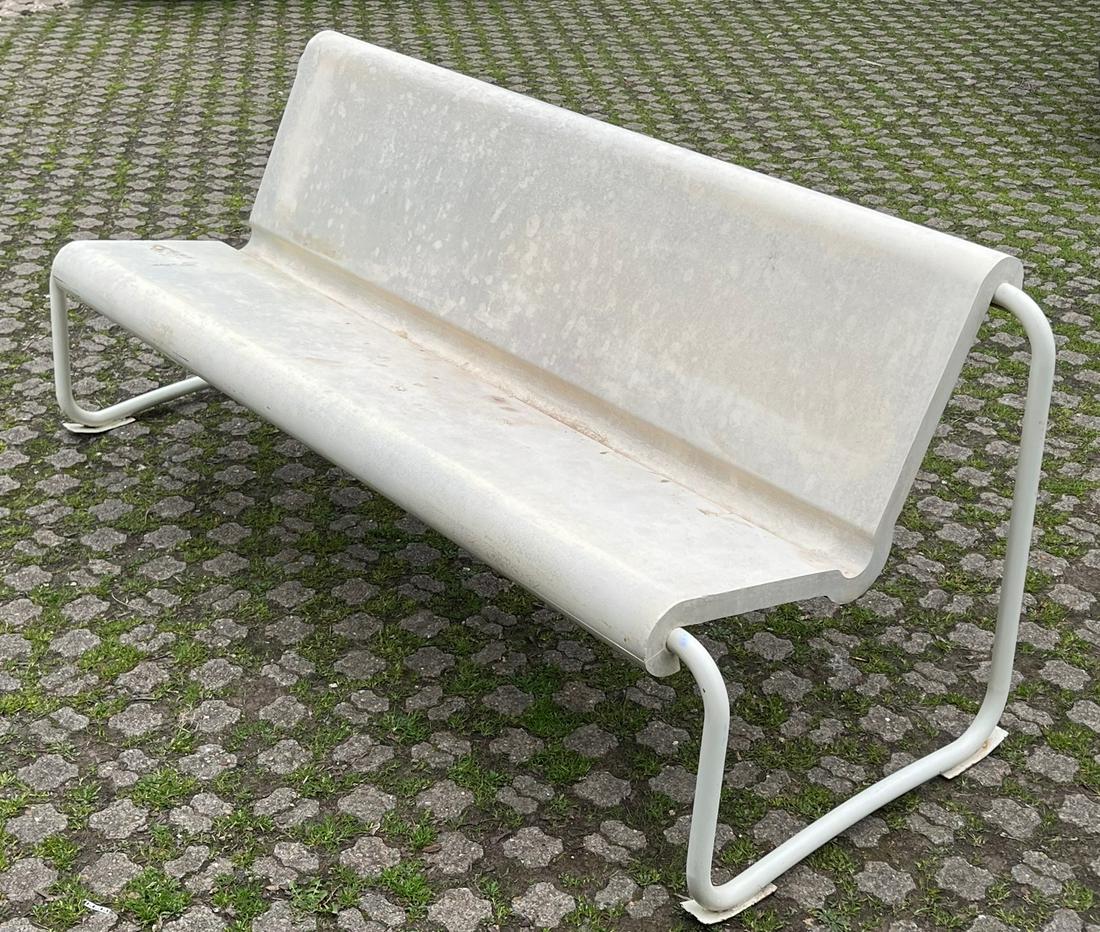 GUHL: Willy GUHL (1915-2004). Banc en fibre de verre monobloc reposant sur un pietement en metal tubulaire. H 77 - L 193- P 70 cm. Usures.