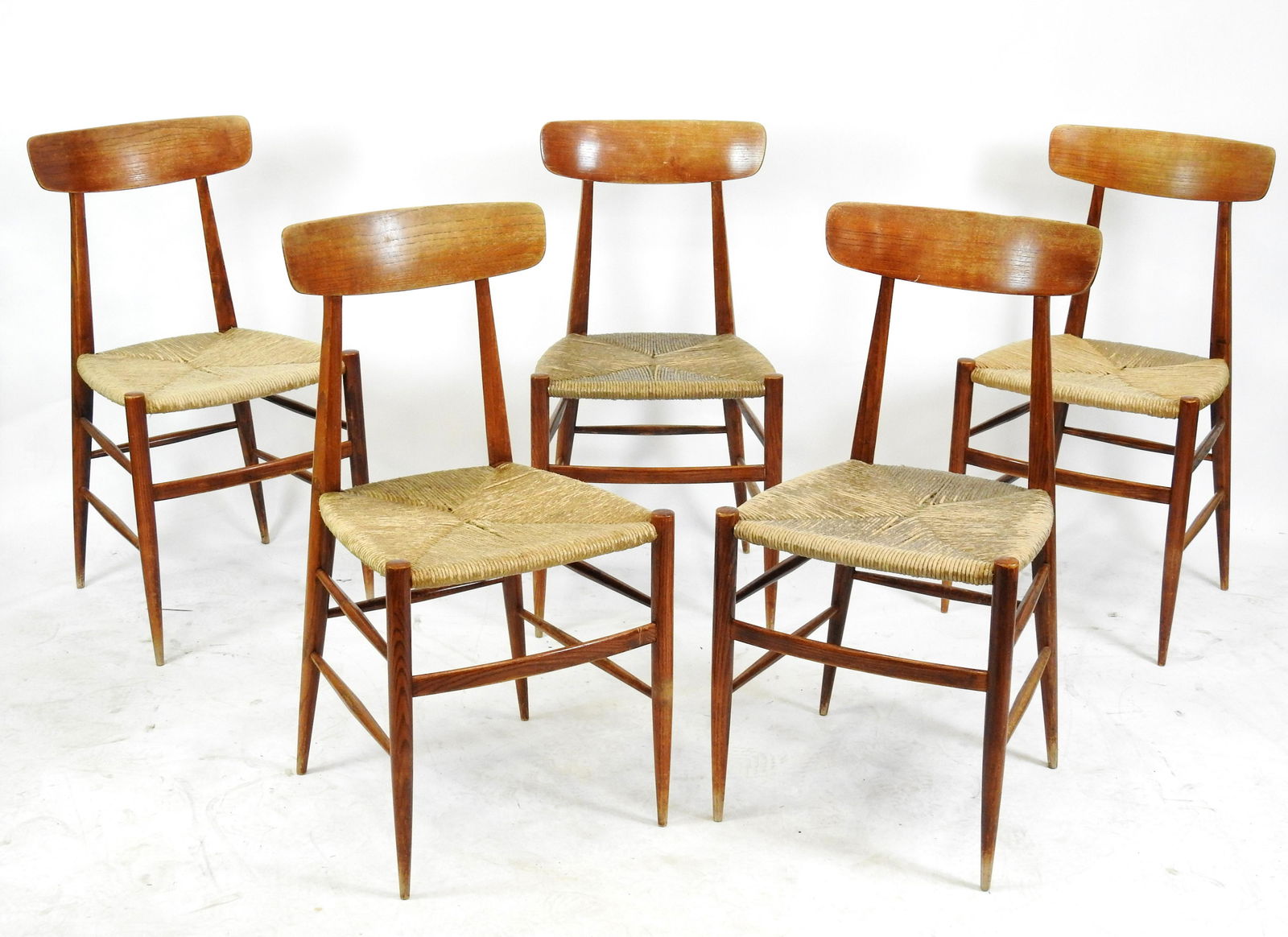 CINQ CHAISES: CINQ CHAISES en bois et paille, les pieds finement fuseles. Travail italien ou scandinave. H 80 - L 40 - P 40 cm. Usures a la paille.