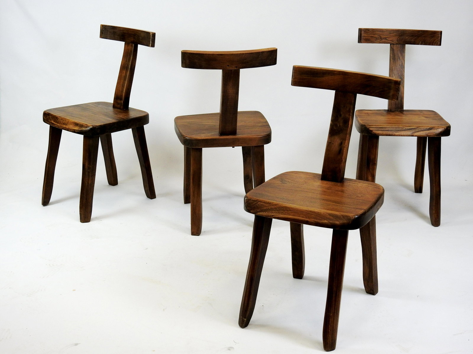 HANNINEN: Olavi HANNINEN (Lapinlathi, 1920 - Espoo 1992) Quatre chaises en bois naturel, dossier en T, pietement quadripodeAnnees 1960. H 80 - L 40 - P 38 cm