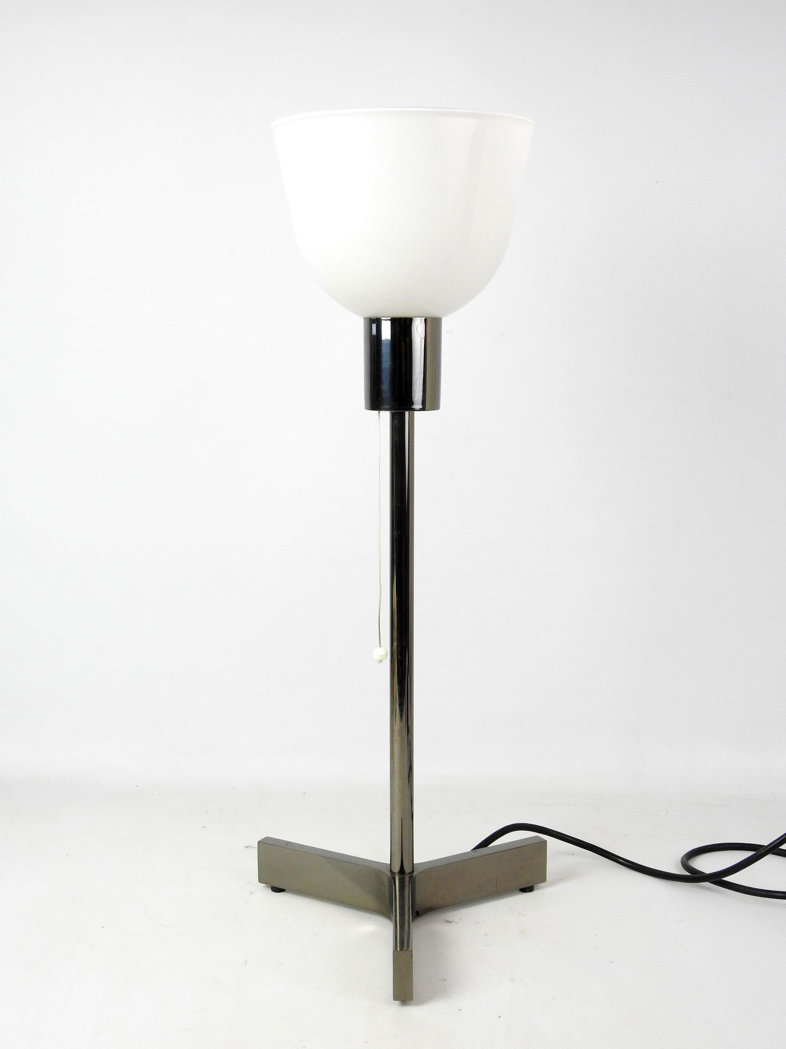 FATUS: Roger FATUS (ne en 1926) 611. Lampe a poser en metal reposant sur trois pieds, diffuseur en verre opalin. Edition Disderot. H 65 cm