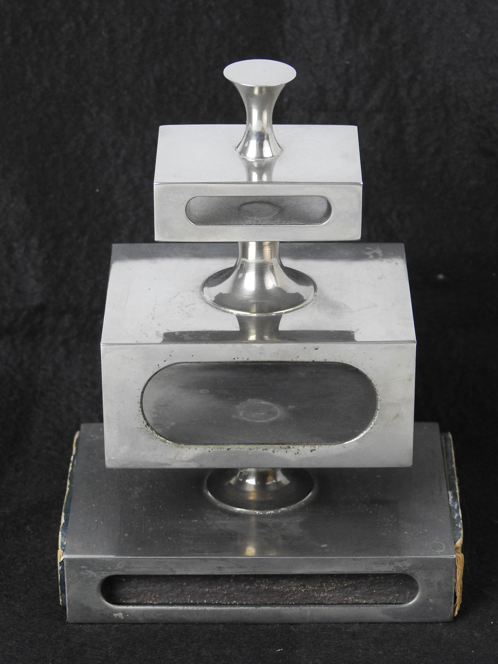 BARBIER: Philippe BARBIER (XXe) Rare et originale sculpture/ porte -allumettes en alu brosse. Marquee BARBIER, made in France au dos. Annees 1970. H 15 - L 10,5 - P 7,5 cm