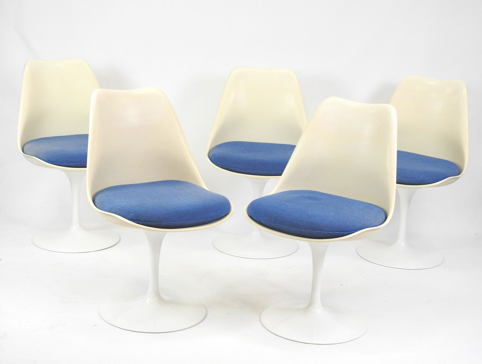 SAARINEN & knoll: Eero SAARINEN (1910-1961) - Knoll international editeur Cinq chaises modele Tulip a pietement en fonte d'aluminium laque blanc. Marque moulee en relief sous la base "Knoll international. Circa 1975. H