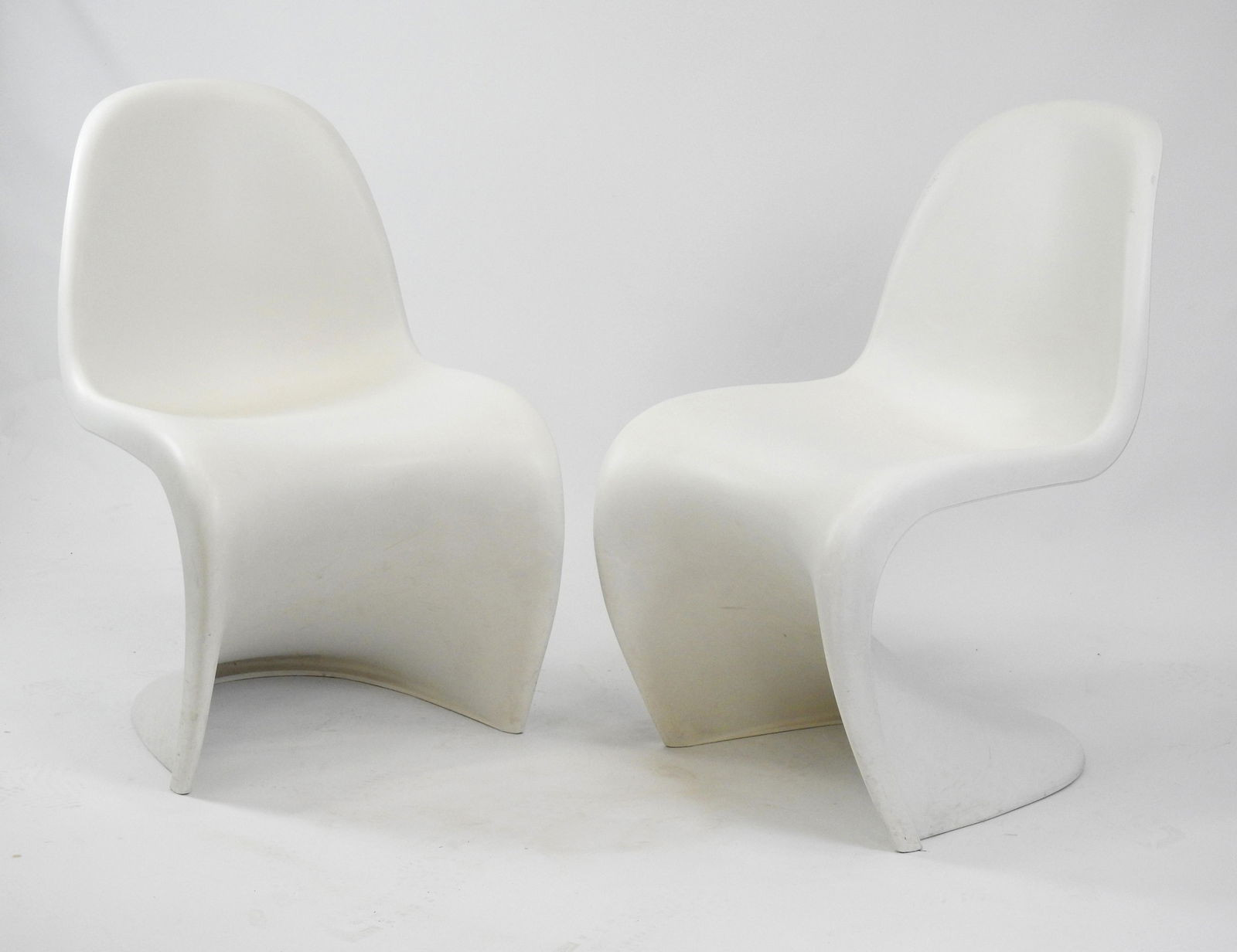 VERNER PANTON: Verner PANTON (1926-1998) Paire de chaises "Panton Chair" en polypropylene blanc. Edition Vitra. 86 Ã— 50 Ã— 61 cm