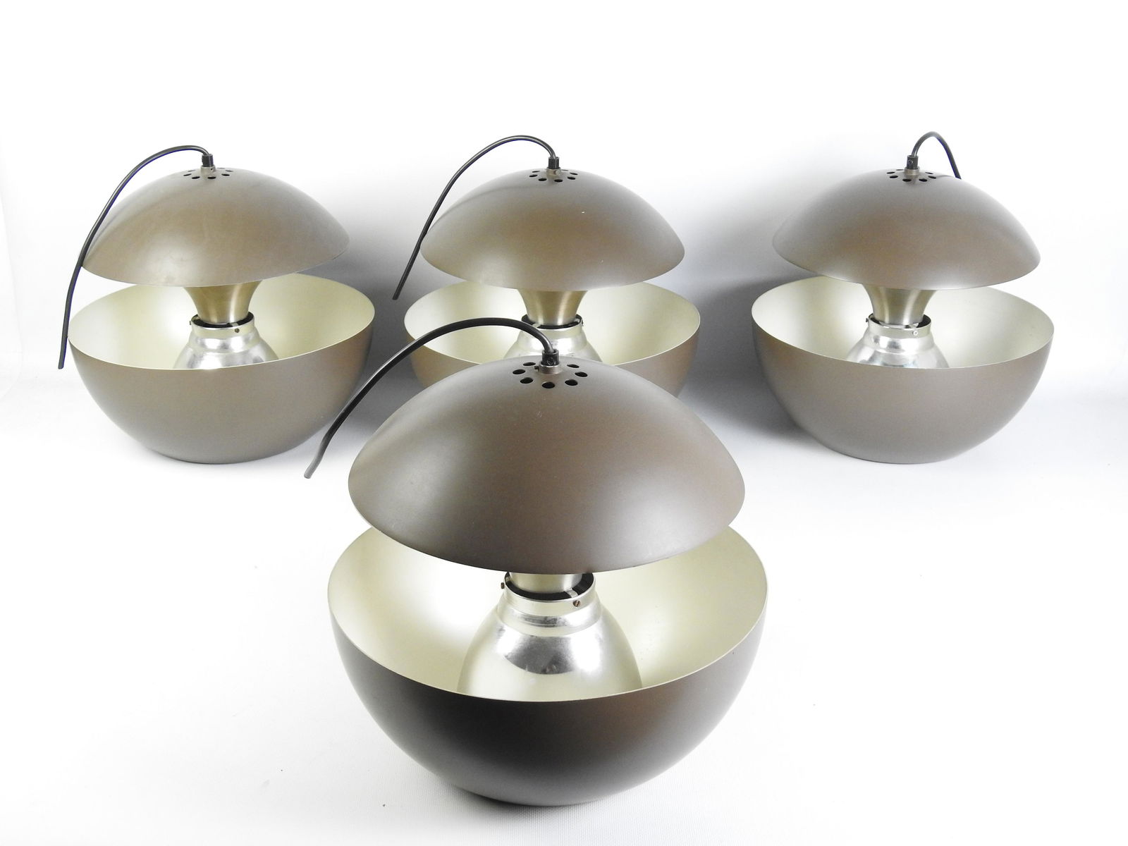 BERTRAND BALAS: Bertrand BALAS (XXe) Quatre suspensions Springfontein en aluminium. Edition Raak Amsterdam, circa 1970. H 33 - Diam 36 cm. Petits usures et rayures, Manque de laque a l'une.