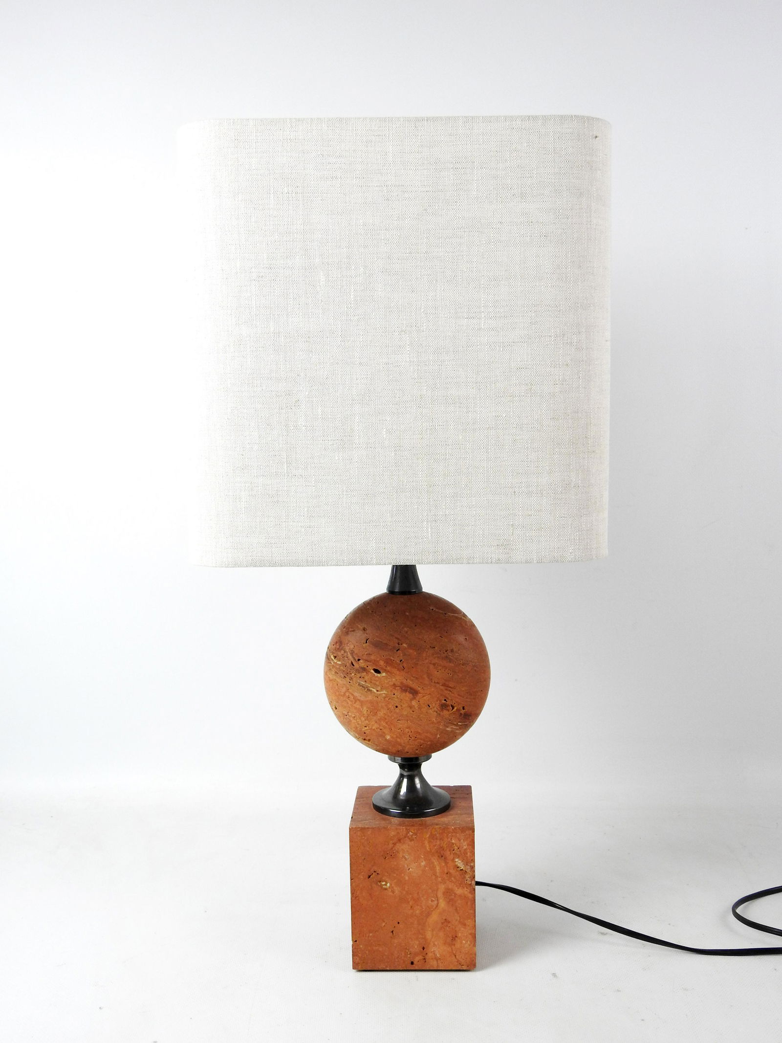 PIHILIPPE BARBIER: Philippe BARBIER (1927-2020) Lampe boule en travertin. H (otale) 65 - H (lampe) 40 cm