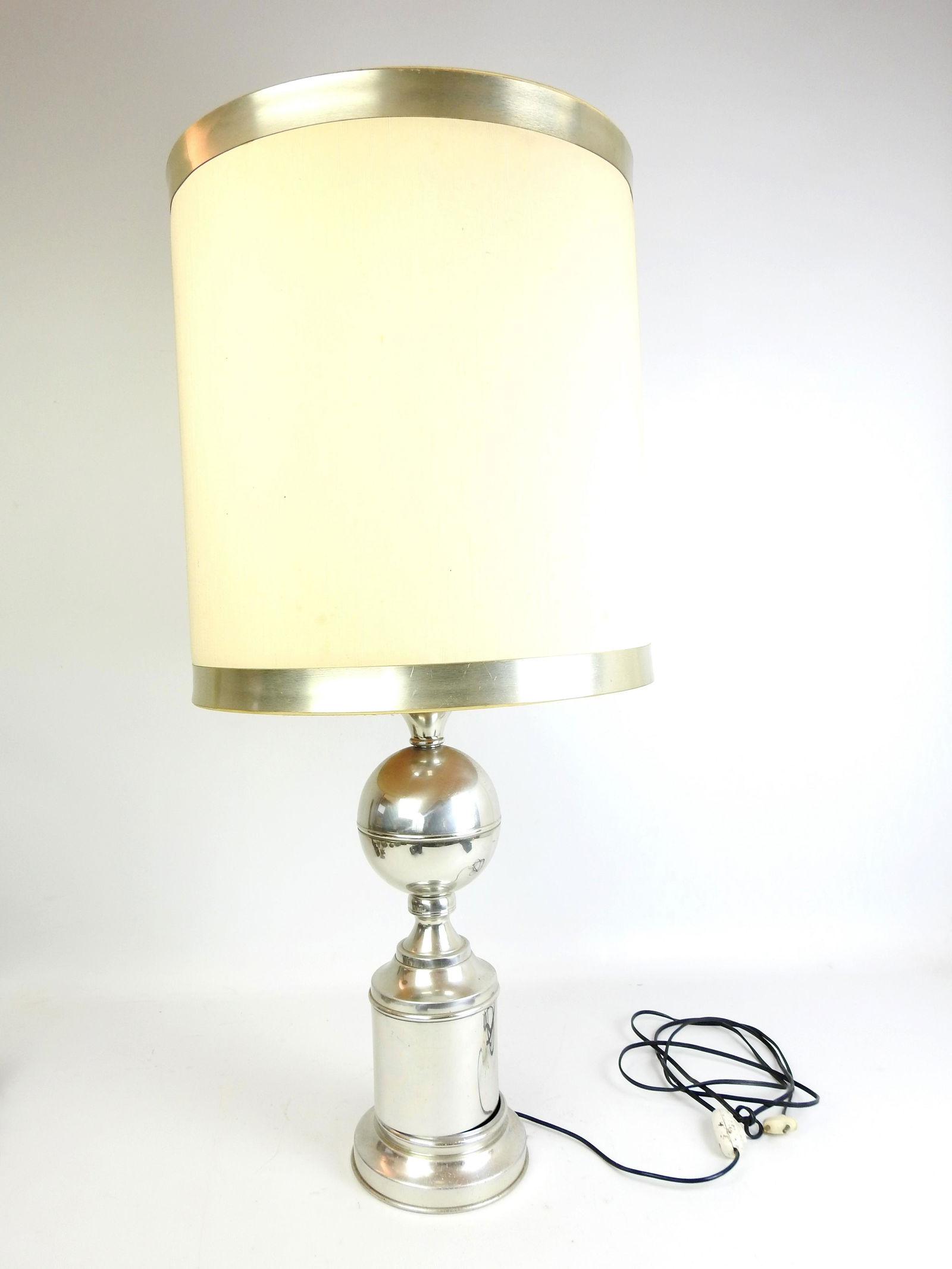 PHILIPPE BARBIER: Philippe BARBIER (1927-2020), dans le goÃ»t de Pied de lampe en metal chrome. H 88 cm. Usures et petits accidents.