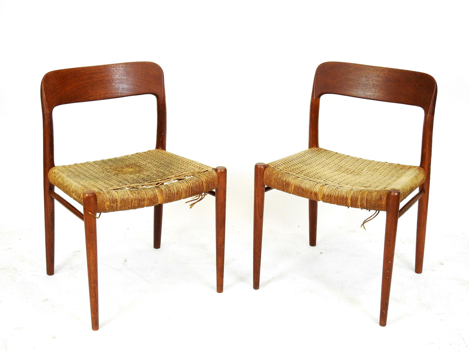 MOLLER: Niels O. MOLLER (1920-1982) Paire de chaises en teck et corde (accidents). 75 x 51 x 44 cm.