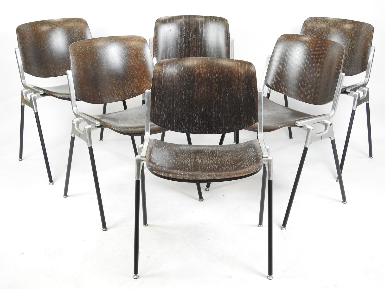 PIRETTI: Giancarlo PIRETTI (ne en 1940) Six chaises modele DSC 106 en metal chrome, assises et dossiers en bois naturel. Edition Castelli. H 76 cm (usures et infimes manques de placage sur l'une)