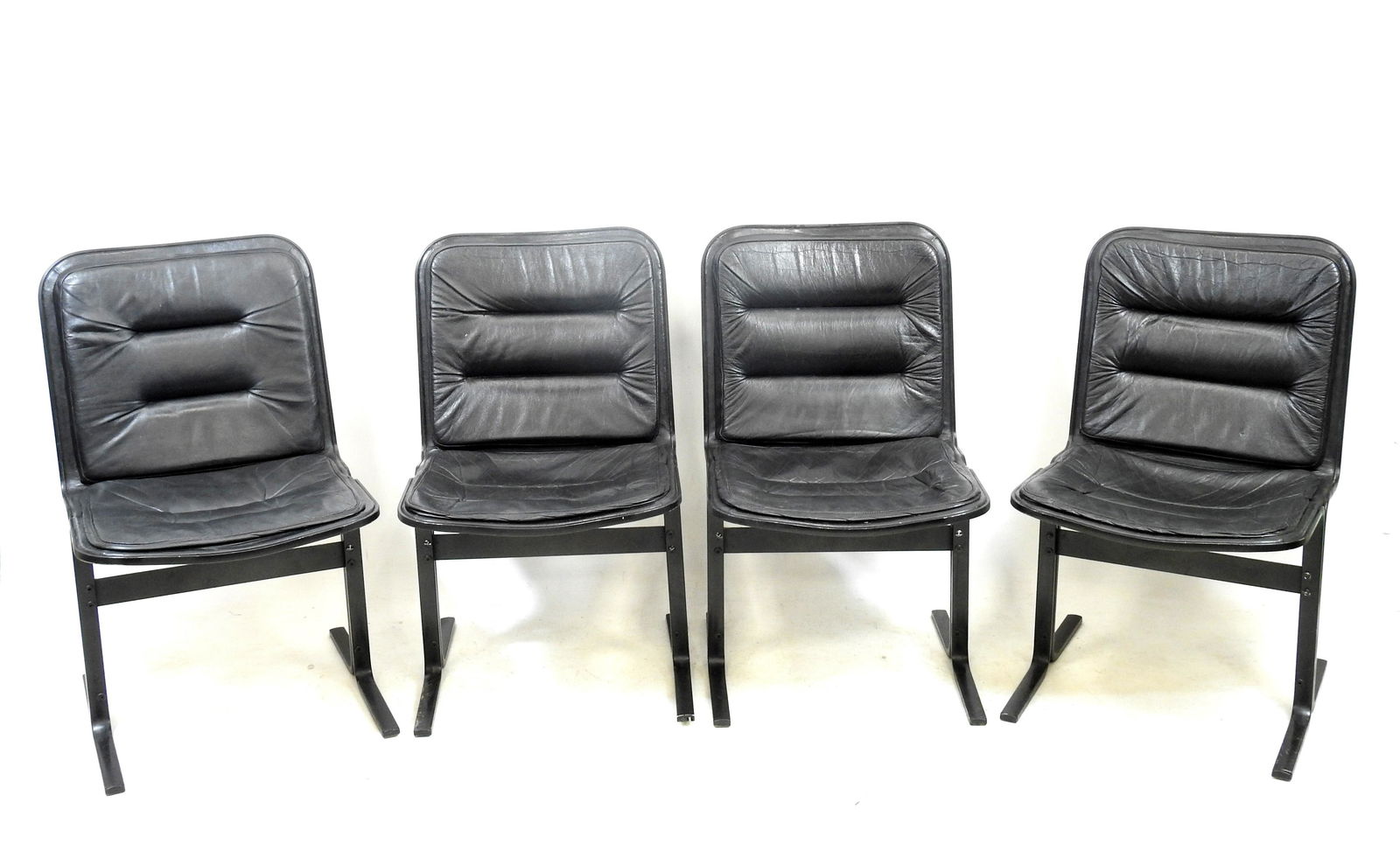 4 CHAISES: QUATRE CHAISES, structure en metal chrome teinte noir et garniture en simili cuir souple noir. Travail italien des annees 1980. Visserie non d'origine. H 79,5 - L 48,5 - P 46 cm. Legers sauts de peint