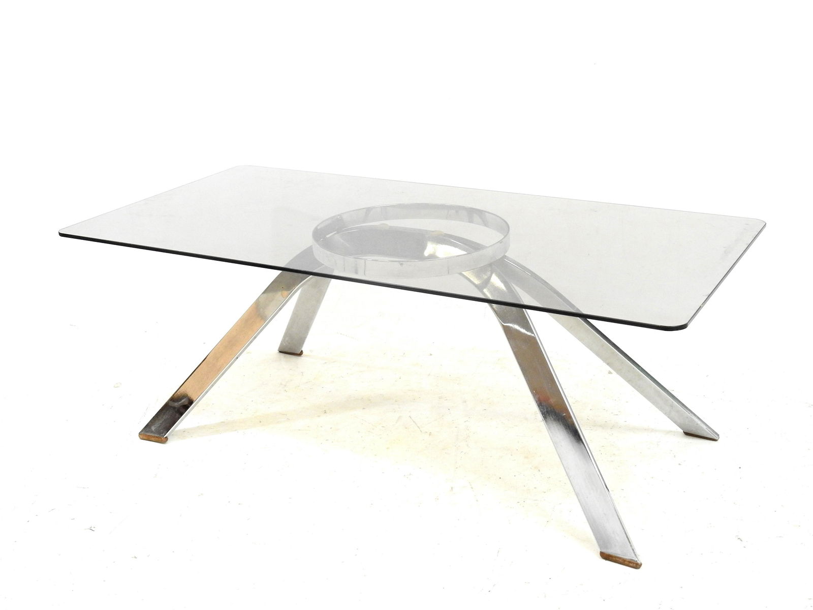 TABACOFF DANS LE GOUT: Boris TABACOFF (dans le goÃ»t de) Table basse rectangulaire a plateau en verre fume, reposant sur un pietement quadripode en metal chrome. H 33,5 - L 91,5 - P 45,5 cm.