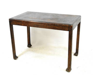 ATELIER MARTINE: ATELIER MARTINE (Actif de 1905 a 1928 sous la direction de Paul Poiret), dans le goÃ»t de Table rectangulaire en bois teinte reposant sur quatre pieds d'elephant. Vers 1925. H 73 - L 99 - P 59 cm. U