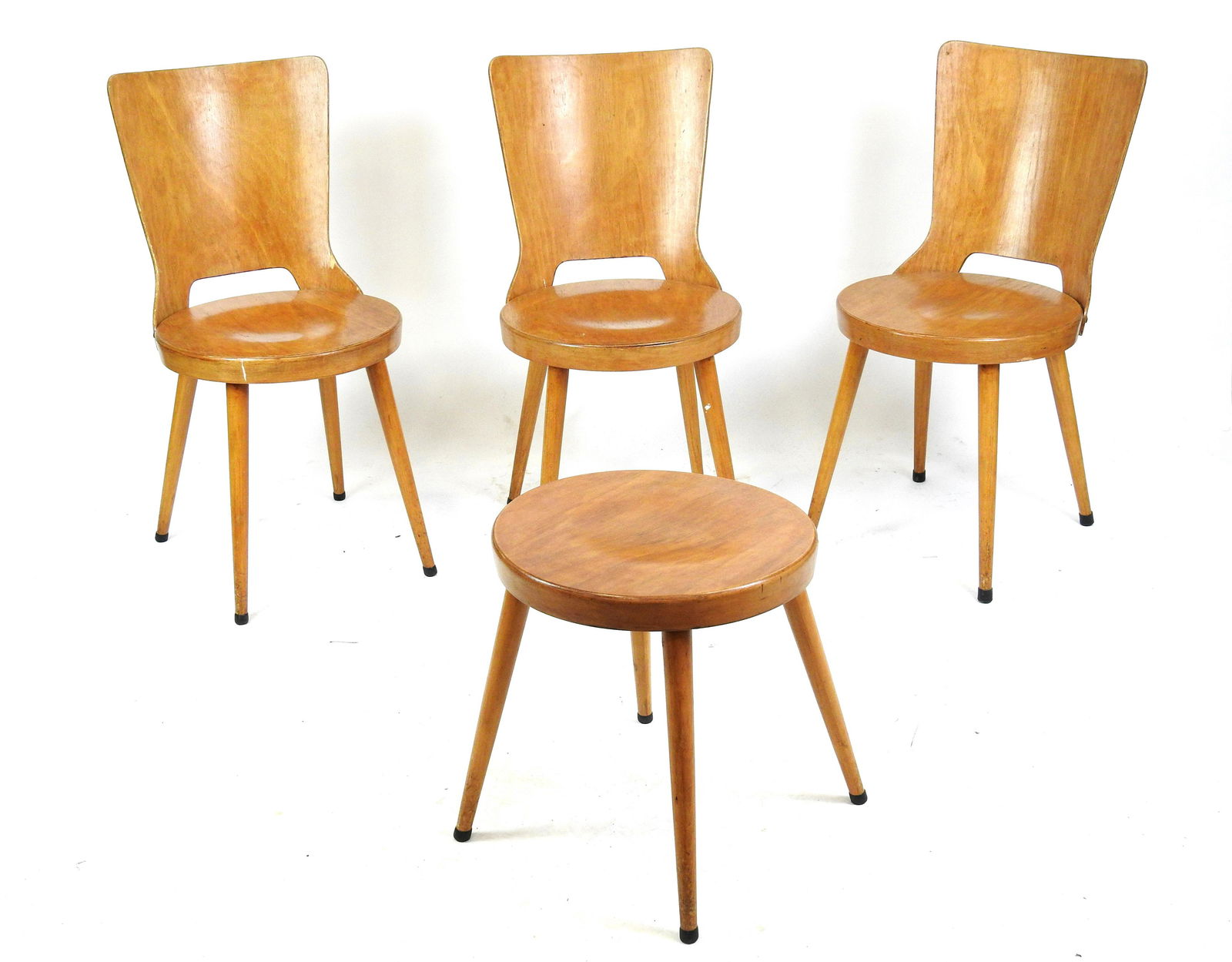 BAUMANN: BAUMANN (edition) Trois chaises modele "Dove" et un tabouret en hÃªtre. Marquage en noir. H 81 - Diam 39 cm (usures, eclats et manques de placage)