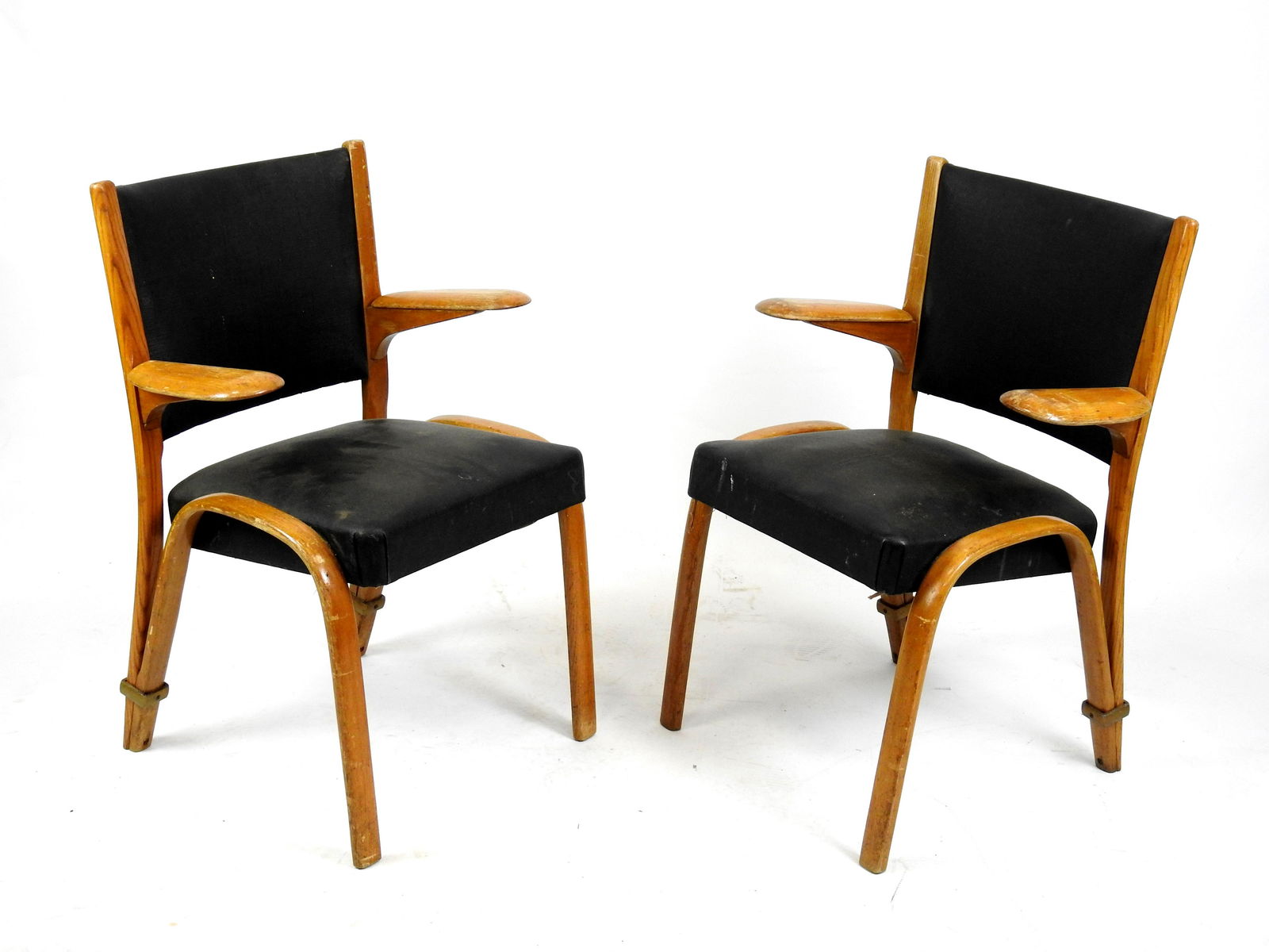 VON BODE: Wilhem VON BODE (XX-XXI) Paire de chaises modele "Bow-Wood", en bois naturel et garniture skaÃ¯ noir. Plaque du fabricant. Haut 79 cm. Usures, rayures.