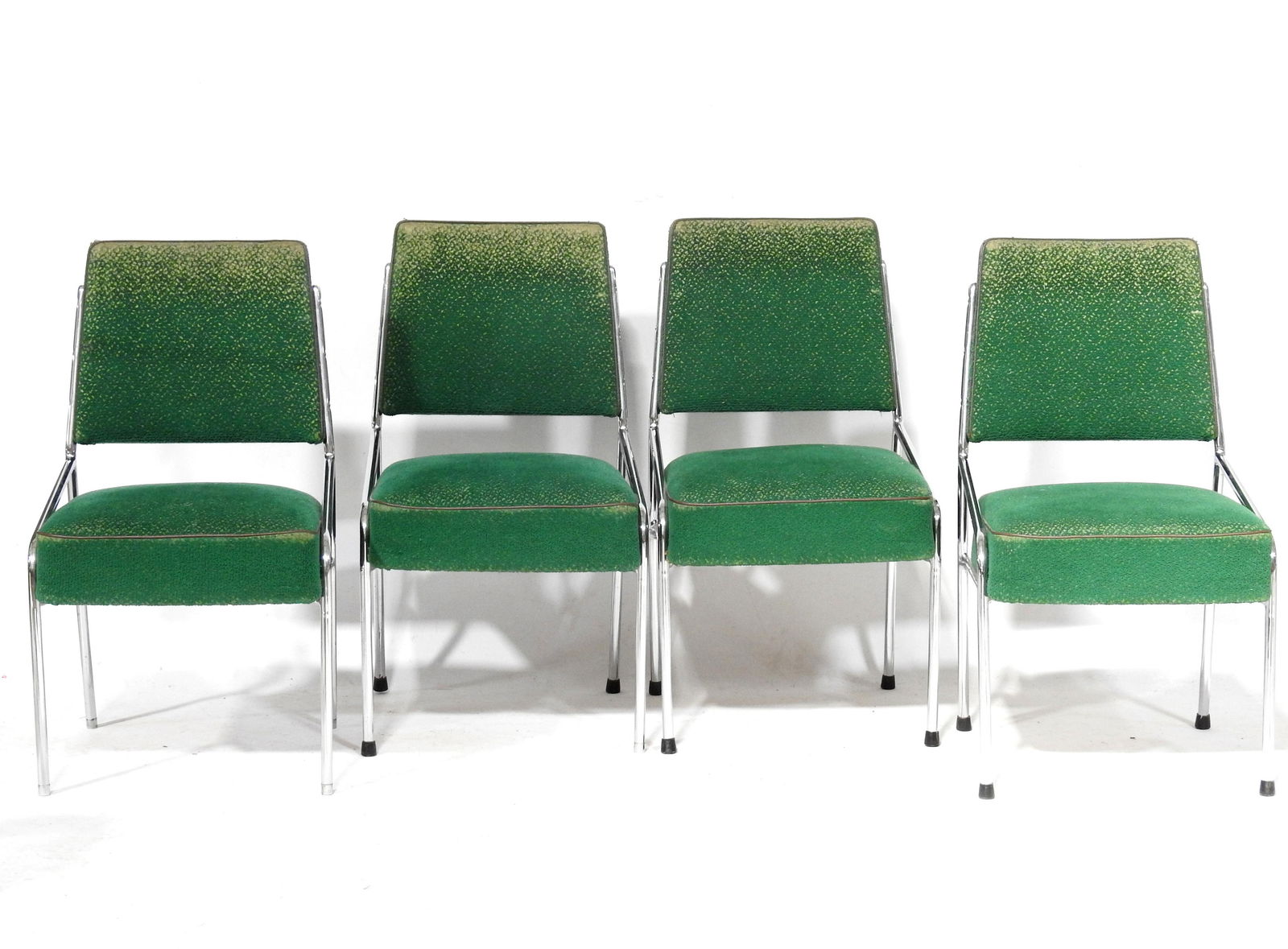 4 CHAISES: QUATRE CHAISES a structure en metal chrome et garniture en laine bouillie vert a l'imitation du gazon. Annees 1960, Tchecoslovaquie. H 82 - L 42 - P 46 cm. Usures et petits accidents.