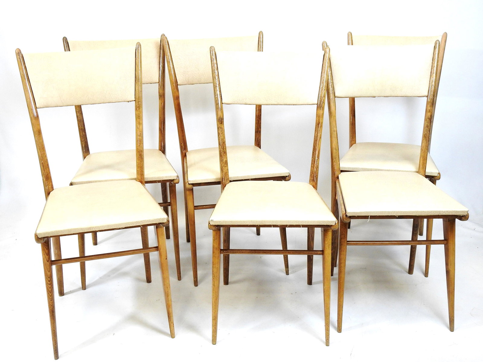 CARLO CARLI: . Carlo CARLI (1910-1999) dans le goÃ»t de : Six chaises en bois naturel, assises et dossiers en skaÃ¯ beige. Dim. 93,5 x 36,5 x 43 cm. Traces d'humidite.