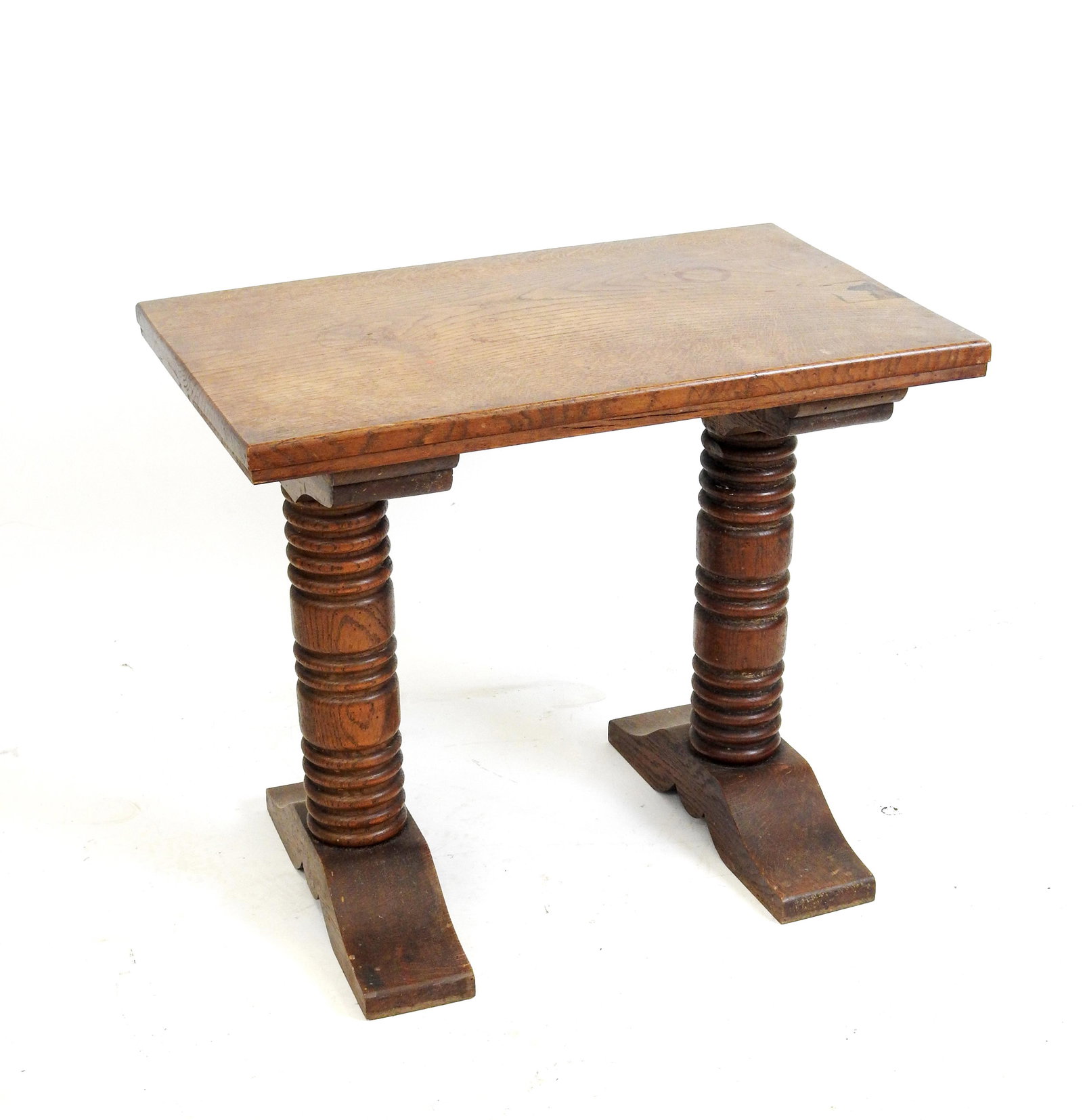 COURTRAY: Victor COURTRAY (1896-1987): Table d'appoint en chÃªne massif Ã pietement tourne et plateau rectangulaire. 63 x 74 x 47 cm. Quelques usures. Provenance : Villa de la CÃ´te Basque.