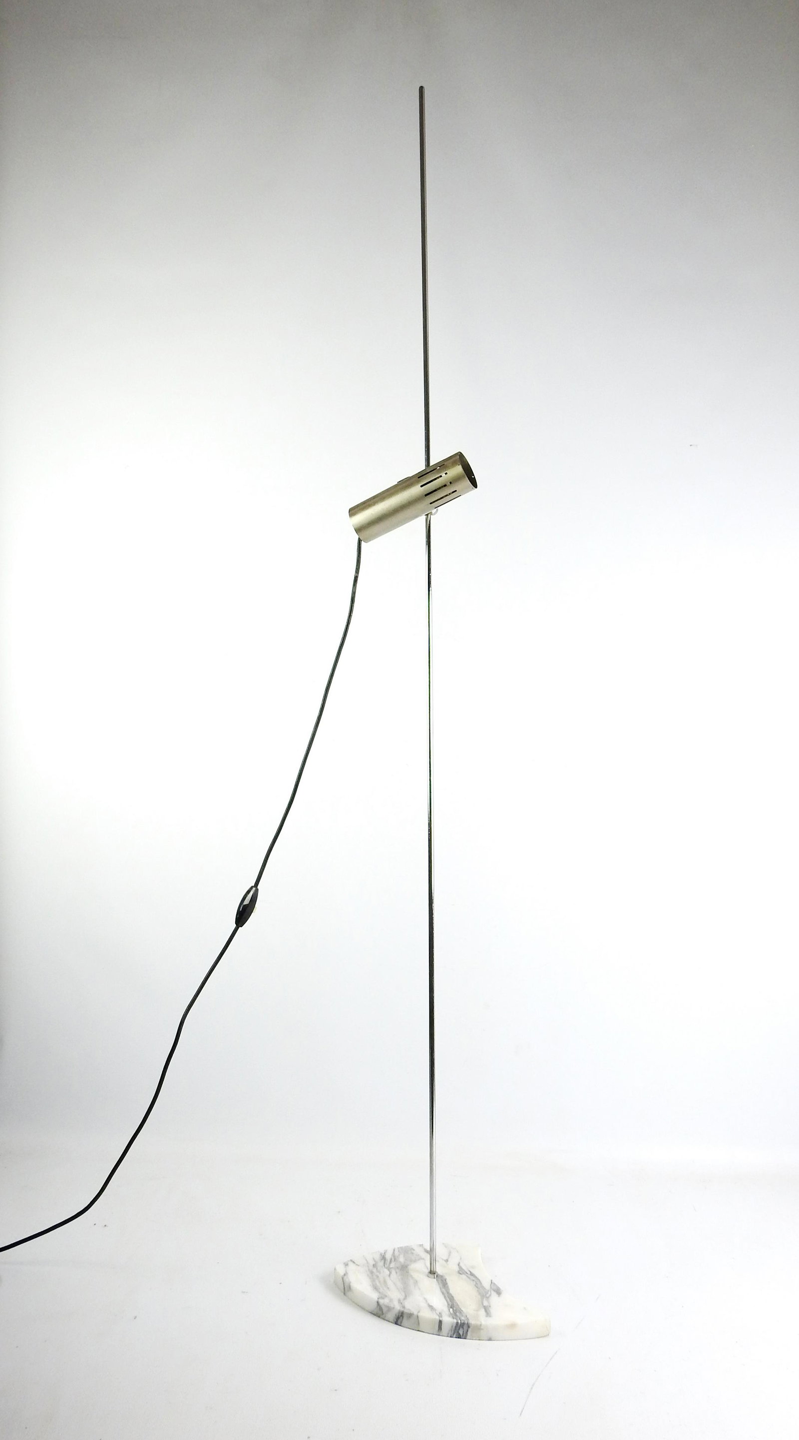 ALAIN RICHARD: Alain RICHARD (1926 - 2017) : Lampadaire modele A15. Base en marbre blanc veine de gris de forme libre, fÃ»t et diffuseur en laiton chrome. Edition Disderot. Vers 1958. H: 156 cm (usures Ã la bas
