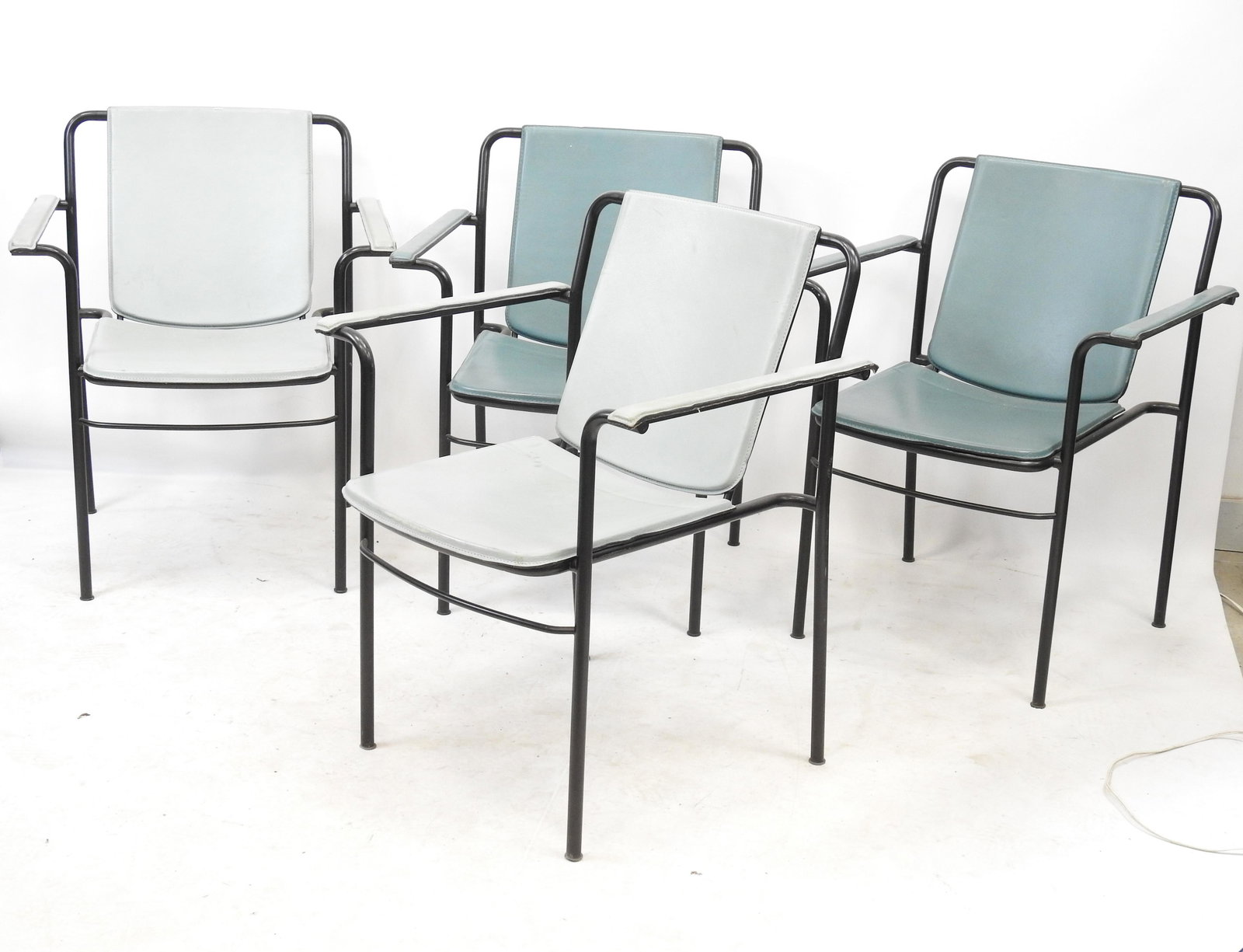 POLTRONAU FRAU: POLTRONAU FRAU (editeur) : Quatre chaises metal noirci et cuir vert (insole) H: 78 - L: 64 cm