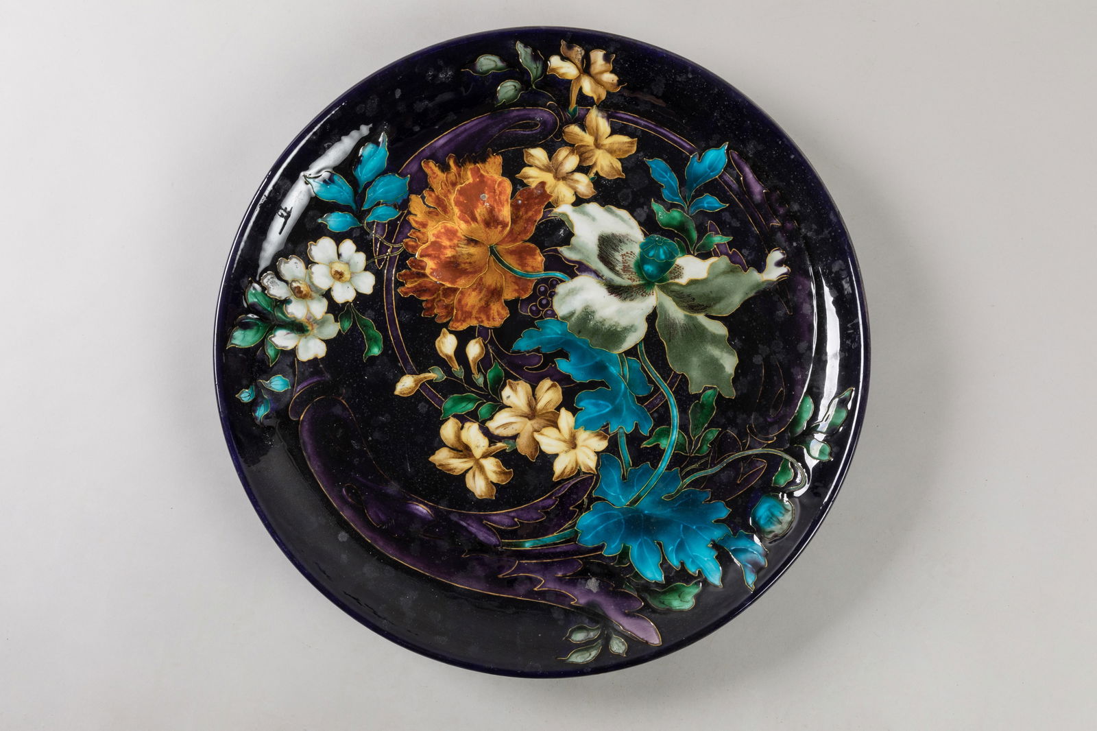 Theodore DECK (1823-1891) : Important plat circulaire en faÃ¯ence a decor emaille polychrome de: Theodore DECK (1823-1891) : Important plat circulaire en faÃ¯ence a decor emaille polychrome de fleurs. Signe deux fois du cachet en creux Th Deck au revers. Circa 1880 - 1890. Diam : 60 cm.