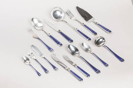 CHRISTOFLE : Menagere de couverts modele Talisman bleu 88 pieces en metal argente et email bleu: CHRISTOFLE : Menagere de couverts modele Talisman bleu 88 pieces en metal argente et email bleu comprenant 12 fourchettes a entremets, 12 cuilleres, 12 couteaux, 12 fourchettes a poissons, 11