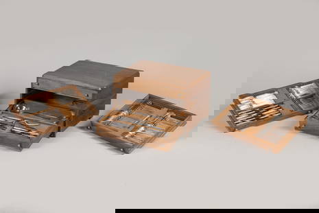 CHRISTOFLE : Menagere de couverts en metal argente modele Art Deco de 112 pieces comprenant douze: CHRISTOFLE : Menagere de couverts en metal argente modele Art Deco de 112 pieces comprenant douze grands couverts, douze couverts a entremets, douze grands couteaux, douze couverts a poisson, douze pe