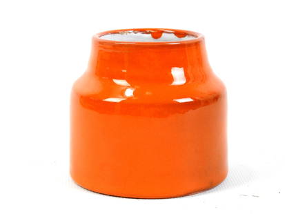 Mado JOLAIN (1921- 2019): Vase ou pot a cylidndrique a col resserre en ceramique emaille orange. Non: Mado JOLAIN (1921- 2019): Vase ou pot a cylidndrique a col resserre en ceramique emaille orange. Non signe. H: 6 cm. On y joint la lavande a l interieur.