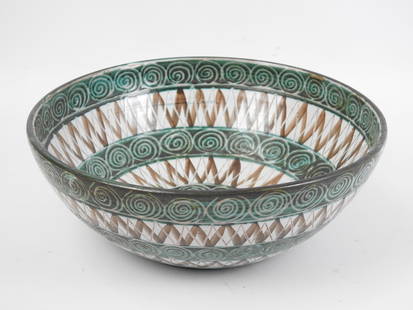 Robert PICAULT (1919-2000) : Saladier en faience a motifs de chevrons marrons et frises vertes.: Robert PICAULT (1919-2000) : Saladier en faience a motifs de chevrons marrons et frises vertes. Annees 1960. H: 11 - Diam : 29 cm