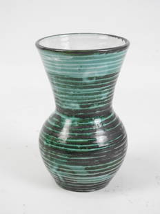 Robert PICAULT (1919 - 2000) : Vase en ceramique a decor de stries horizontales noir et vert.: Robert PICAULT (1919 - 2000) : Vase en ceramique a decor de stries horizontales noir et vert. Monogramme RP sur fond noir au revers. H 14.5 m (petit eclat au col)