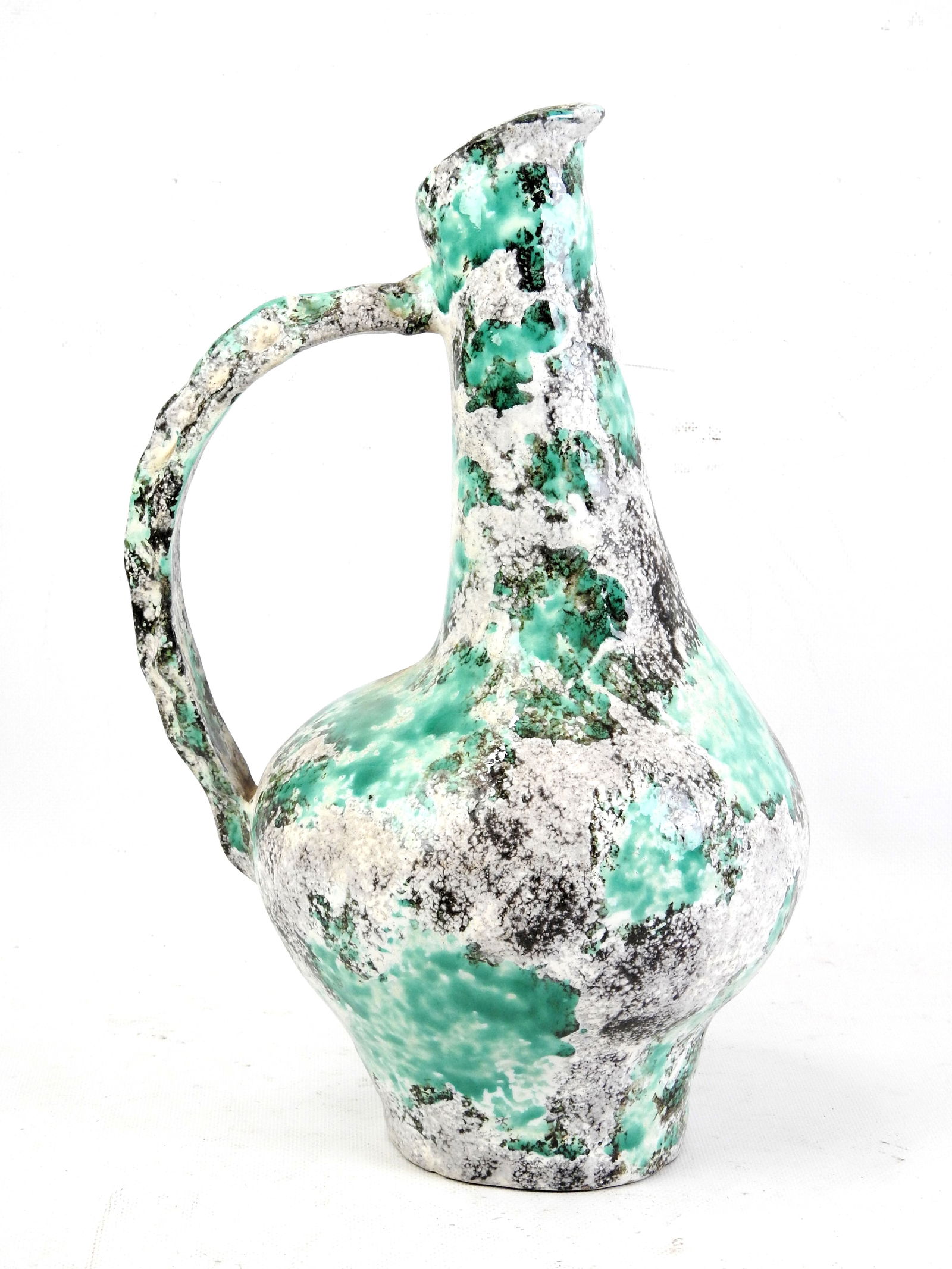 Jerome MASSIER (1850-1926) : Grand pichet en ceramique. Etiquette du commerÃ§ant Peanne a Tours. H:: Jerome MASSIER (1850-1926) : Grand pichet en ceramique. Etiquette du commerÃ§ant Peanne a Tours. H: 42 cm.