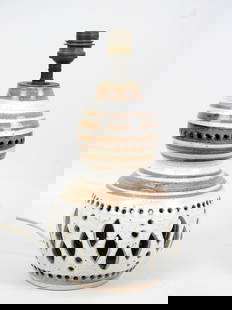 Georges PELLETIER (ne en 1938) : Pied de lampe en ceramique ajouree. Monogramme. H : 28 cm. Fele: Georges PELLETIER (ne en 1938) : Pied de lampe en ceramique ajouree. Monogramme. H : 28 cm. Fele
