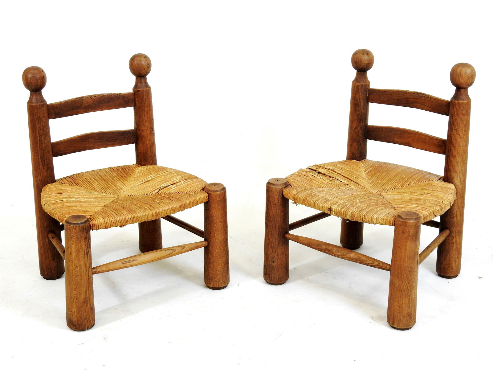 Attribue a Charles DUDOUYT (1885-1946) : Deux chaises chauffeuses en bois et paille, gros montants: Attribue a Charles DUDOUYT (1885-1946) : Deux chaises chauffeuses en bois et paille, gros montants fuseles. 60 x 45 x 60 cm. Manques de paille