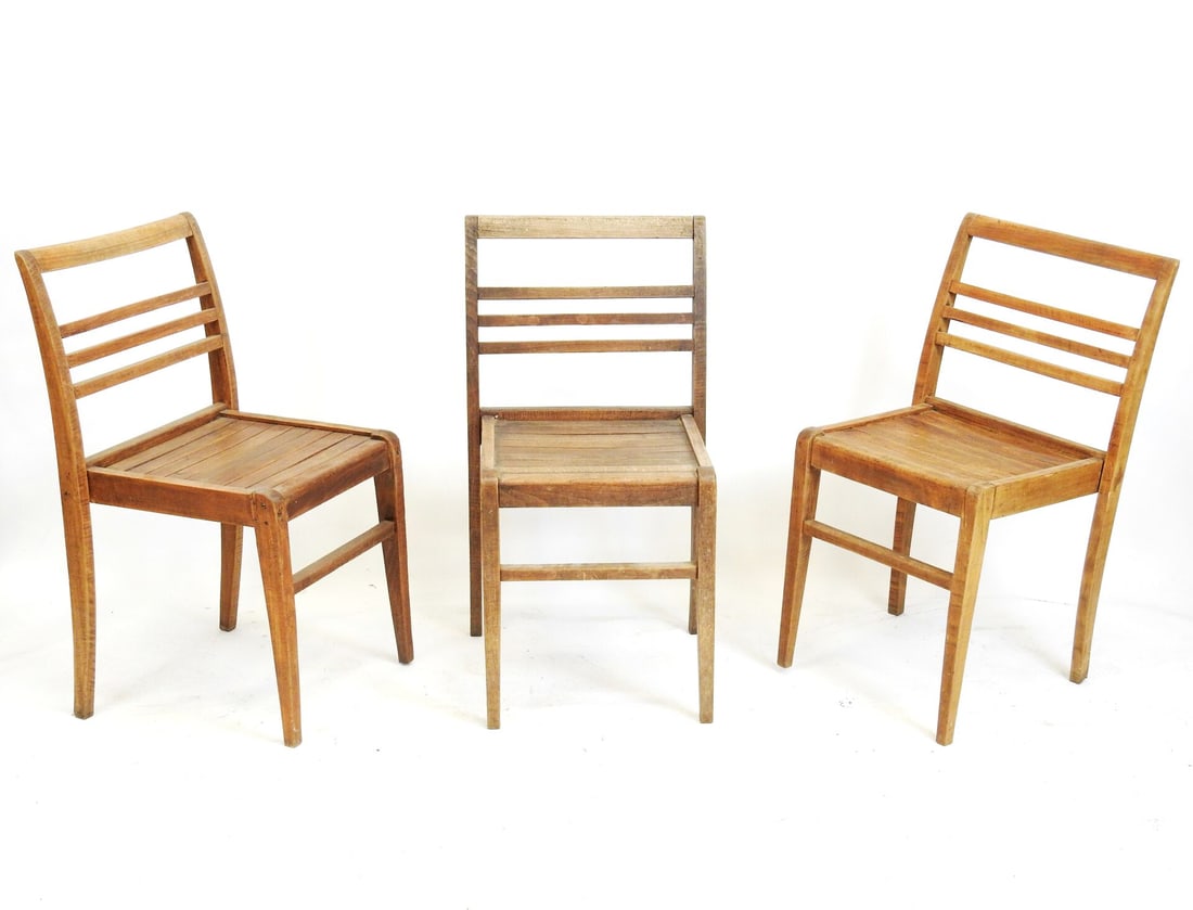 Rene GABRIEL (1899-1950) : Modele Â« 103 Â». Trois chaises a dossier incurve a trois barres,: Rene GABRIEL (1899-1950) : Modele Â« 103 Â». Trois chaises a dossier incurve a trois barres, assises en lattes dites caillebotis. 79 x 43 x 44 cm environ. L une restauree avec presence de vis, une