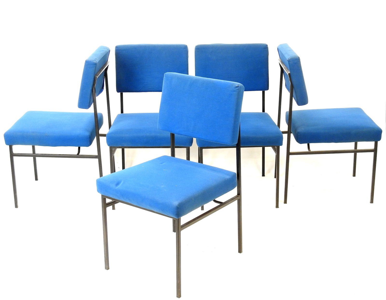 Antoine PHILIPPON (1930-1995) et Jacqueline LECOQ (nee en 1932) Cinq chaises modele P60, pietement: Antoine PHILIPPON (1930-1995) et Jacqueline LECOQ (nee en 1932)Cinq chaises modele P60, pietement en metal laque noir, assise et dossier recouvert d un drap de tissu bleuEdition Airborne. Circa 1955 -