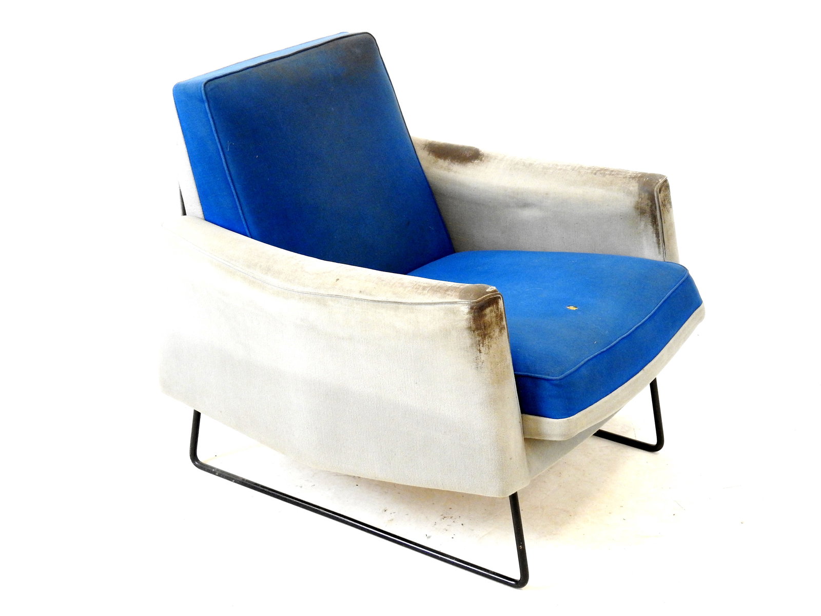 Louis PAOLOZZI (XXe) : Fauteuil modele Prelude en metal tubulaire noirci et feutre de tissu bleu et: Louis PAOLOZZI (XXe) : Fauteuil modele Prelude en metal tubulaire noirci et feutre de tissu bleu et gris. Annees 1960. H: 71 - L: 72 cm. Usures et trou au tissu. Reference : - Revue des Arts menagers,