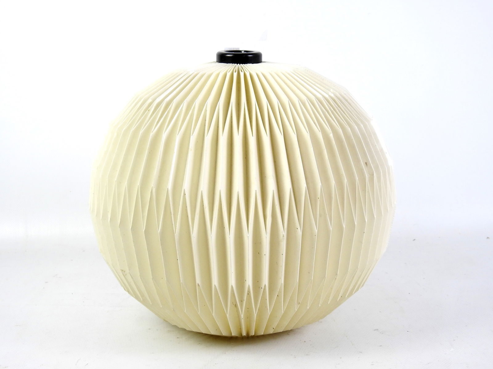 Lustre LE KLINT a abat-jour plisse. . H: 30 cm. Diam 28 cm: Lustre LE KLINT a abat-jour plisse. . H: 30 cm. Diam 28 cm