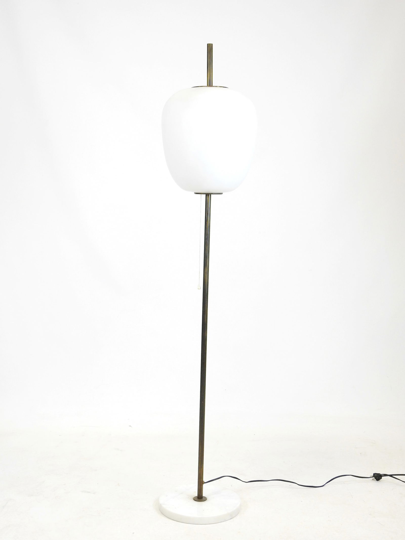 Joseph-Andre MOTTE (1925-2013) : J14 (le modele cree en 1959. Lampadaire en marbre, laiton et: Joseph-Andre MOTTE (1925-2013) : J14 (le modele cree en 1959. Lampadaire en marbre, laiton et verre opalin. Edition Disderot. Trace d etiquette. H: 165 cmBibliographie : - Pour le meme modele : Pierre