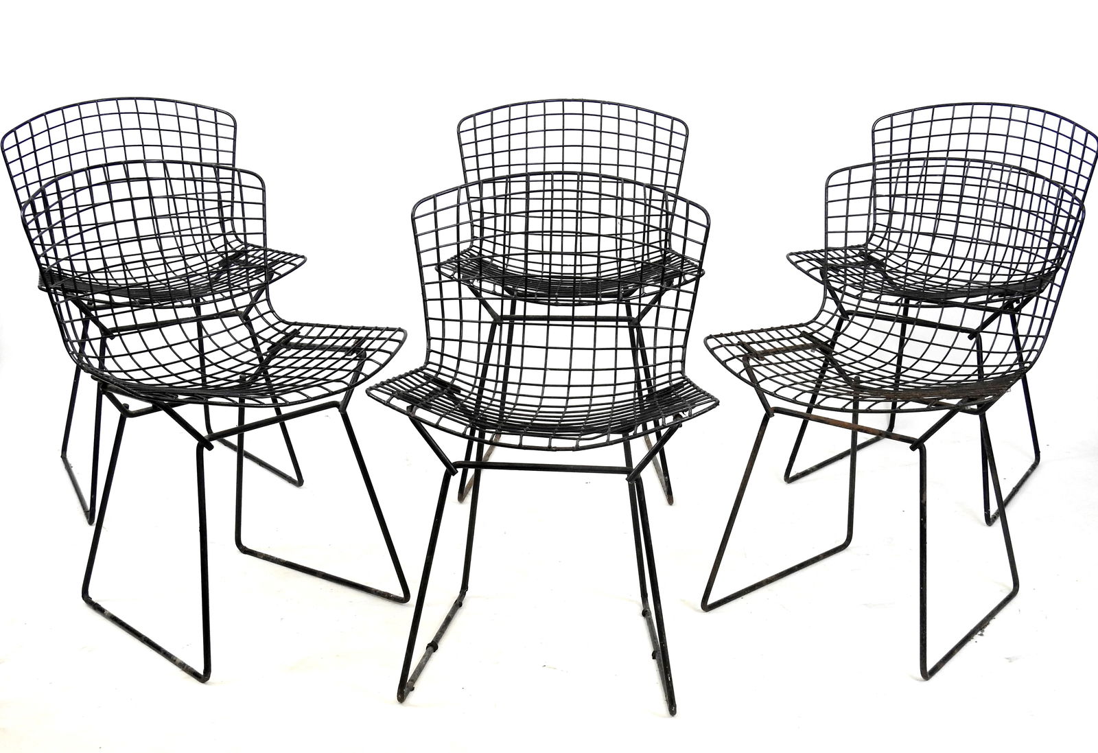 Harry BERTOIA (1915-1948) : Six chaises Wire. Structure en maille de fils d acier cintre, soude,: Harry BERTOIA (1915-1948) : Six chaises Wire. Structure en maille de fils d acier cintre, soude, noirci. H: 75 - L: 52 cm (une assise a ressouder, oxydations)