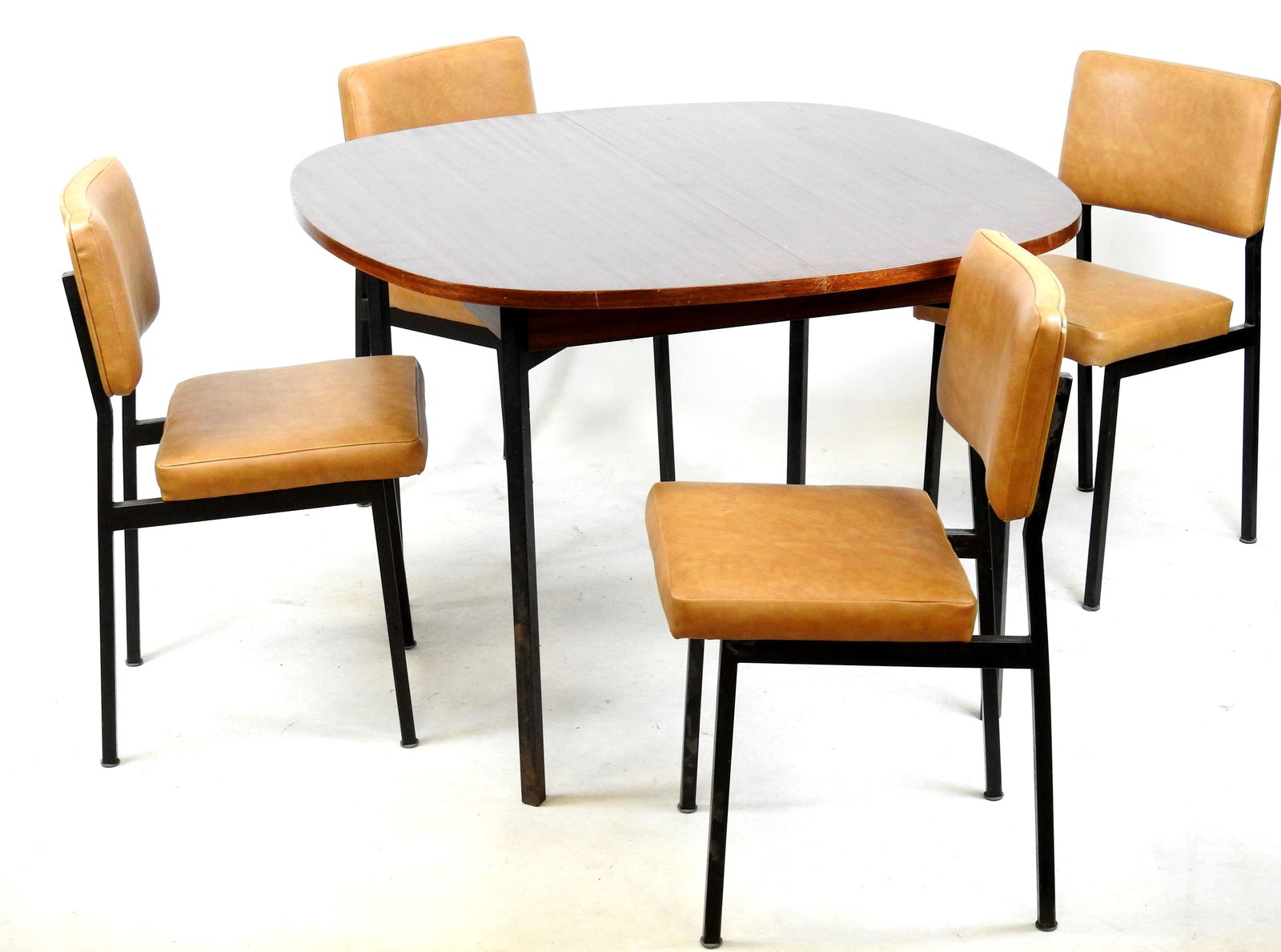 Pierre GUARICHE (1926 - 1995) attribue a: Table de repas et 4 chaises en bois, fer laque noir et: Pierre GUARICHE (1926 - 1995) attribue a: Table de repas et 4 chaises en bois, fer laque noir et skai. Annees 1960. Table : 74 x 106 x 106 cm. Chaise: 78 x 38 x 38 cm. Usures.