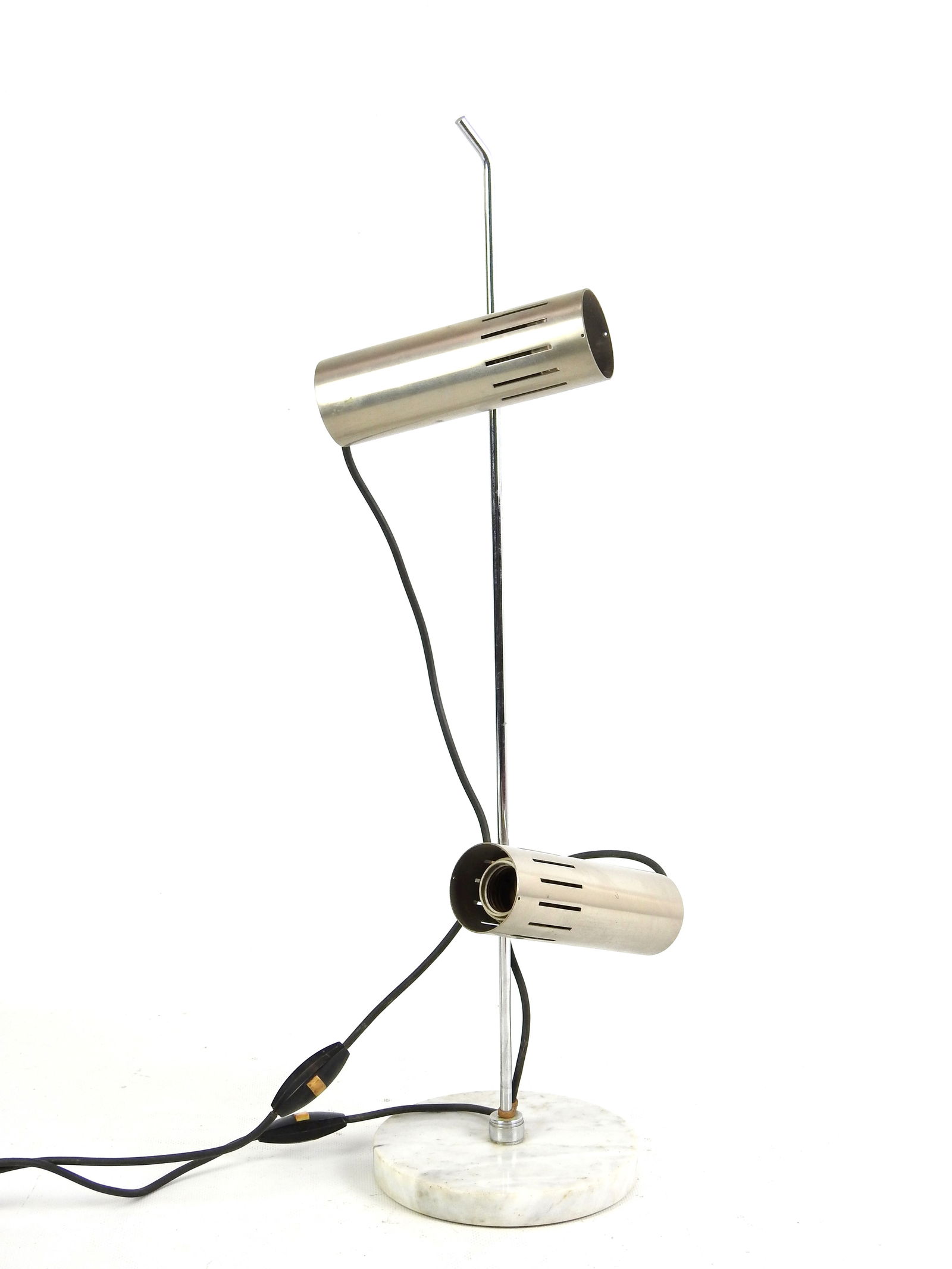 Alain RICHARD (1926-2017) - Edition DISDEROT: Lampe de table en metal modele A4 a deux spots: Alain RICHARD (1926-2017) - Edition DISDEROT: Lampe de table en metal modele A4 a deux spots orientable et reglable en hauteur, base circulaire marbre. H 64 cm (etat d usage)